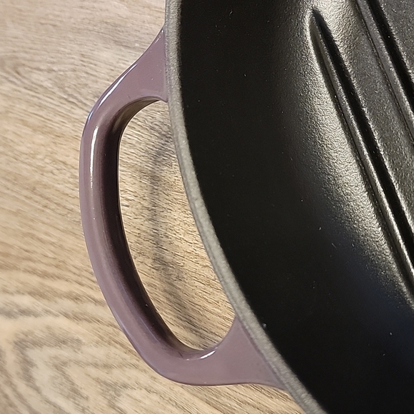 Le Creuset Cassis Cast Iron Round Evolution Skillet Grill - Picture 5 of 15